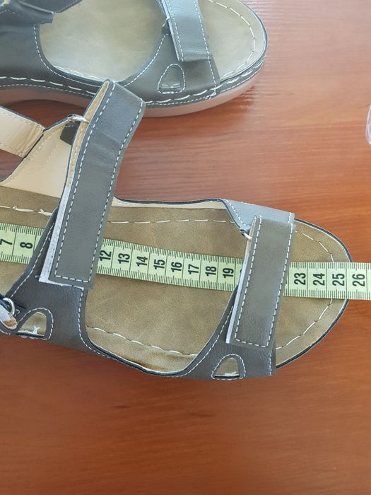 Легкі, на липучках босоніжки жіночі.