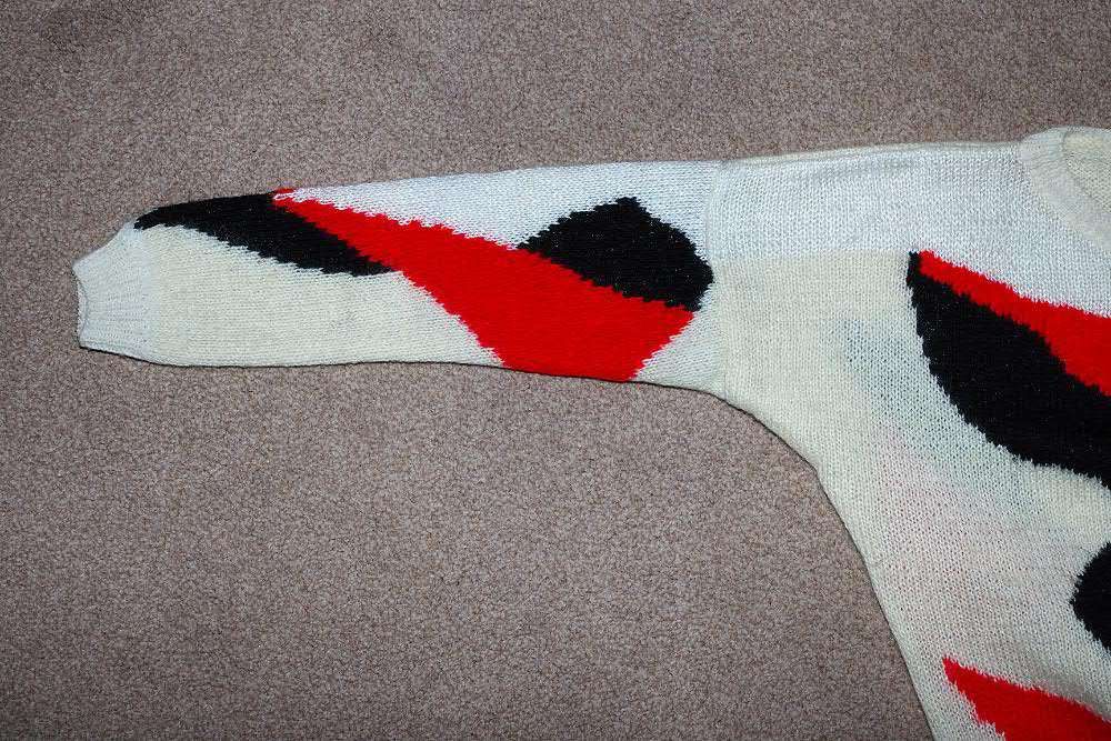 sweter kremowy z aplikacją