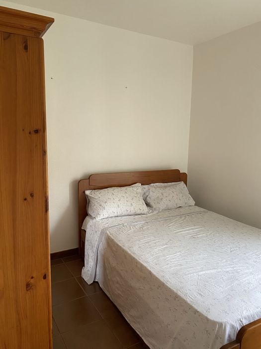 Quarto espaçoso, luminoso e pronto a entrar