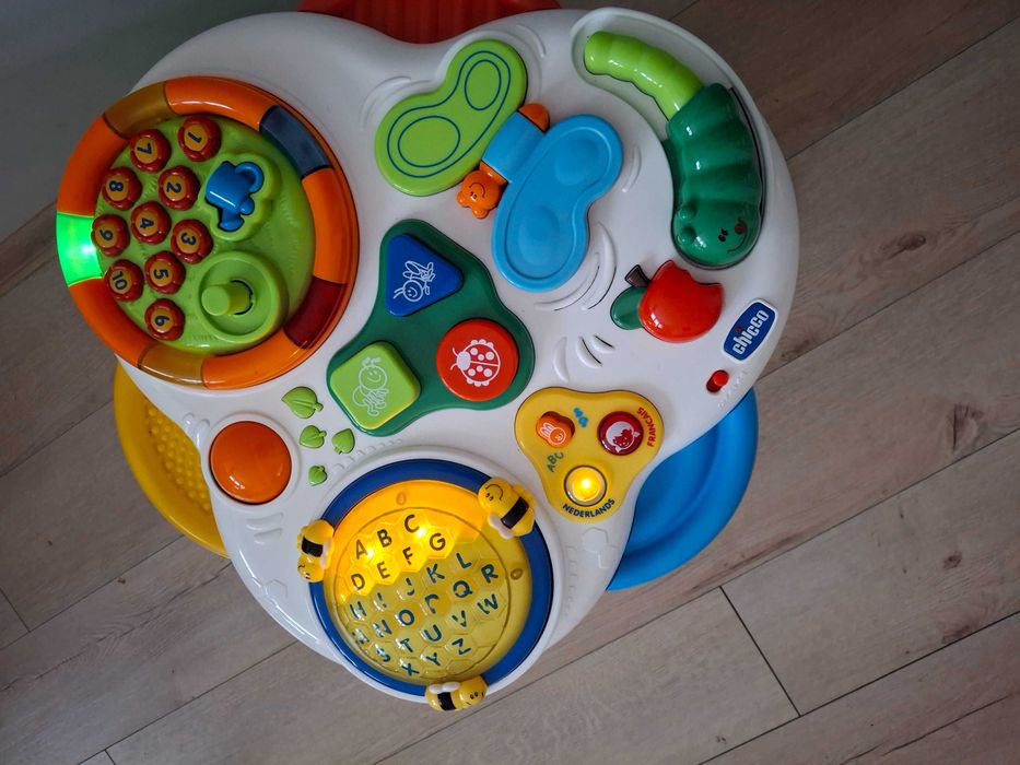 Stolik Edukacyjny Chicco Interaktywny gra i świeci