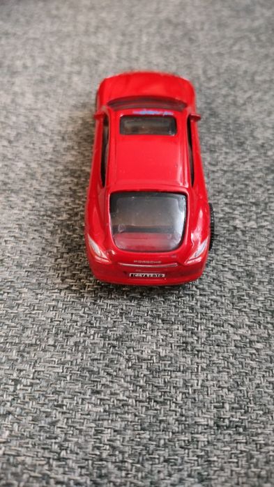 Matchbox Porsche Panamera 2010 - Skala 1:66 - Czerwona