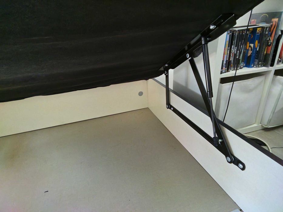 Cama de casal com arrumação (baú elevatório)