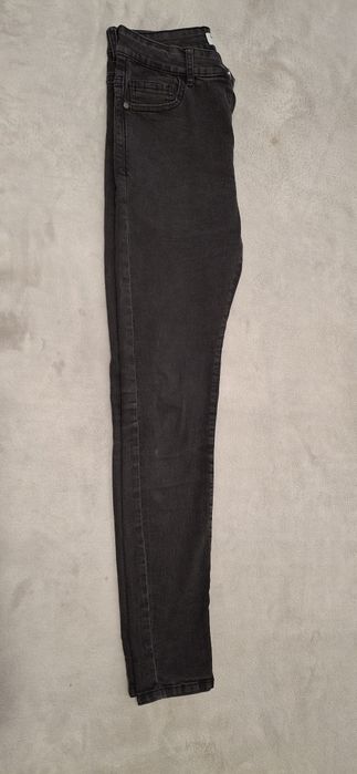 dzinsy czarne roz.40 Bershka
