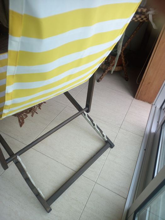 Espreguiçadeira antiga em madeira