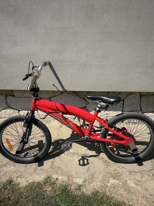 Rower BMX 20” – czerwona rama, pegi, szerokie opony