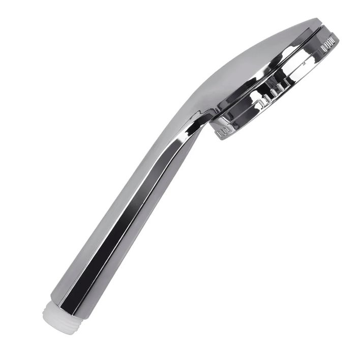 Душевая лейка из хромированного металла.