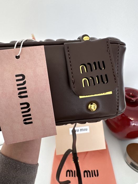 Сумка miu miu натуральна шкіра люкс якість. QR виводить на офіційний сайт. Всі лого є всередині і ззовні.