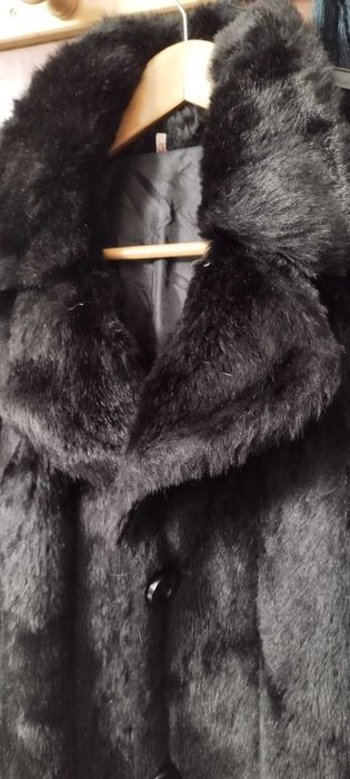 Casaco comprido pêlo preto.