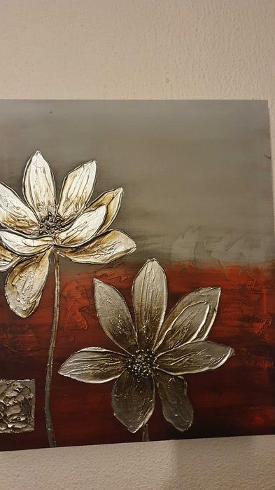 Quadro com flores em tons de metal e laranja