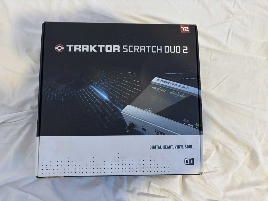 Traktor Scratch Duo 2 (Audio A6) completo + Dois vinis de controlo nova geração Purple e Neon Pink