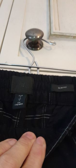 Calças de tecido com bolsos slim fit