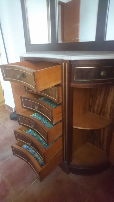 Armário de espelho com cômoda