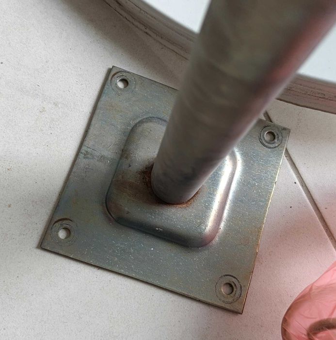 Супутникова антена (параболічна) з проводами та кріплення до неї