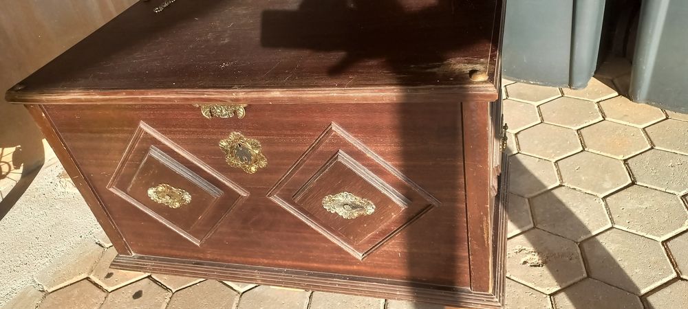 Baú antigo em mogno ( alt.53; lar.51; comp.1m)