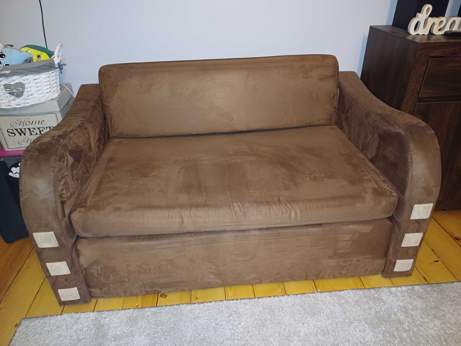 Sprzedam sofę rozkładaną w dobrym stanie.