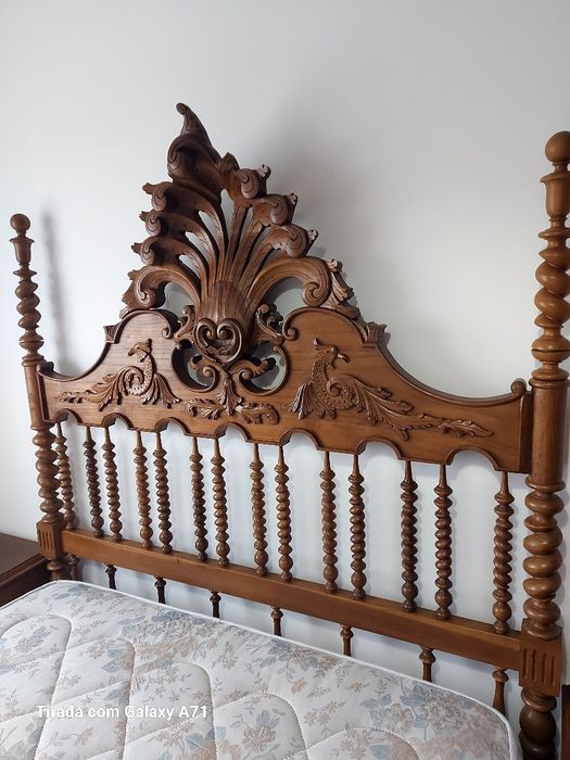 Cama de casal em madeira maciça