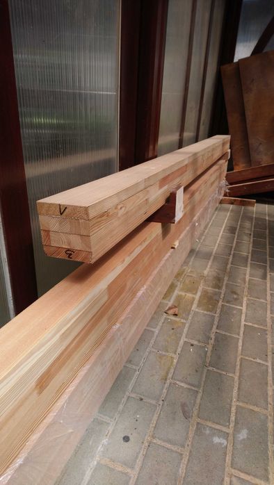 Belki klejone modrzewiowe, drewno konstrukcyjne, kantówki