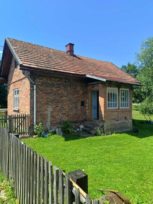 Dom ceglany z budynkiem gospodarczym i 13-arową działką