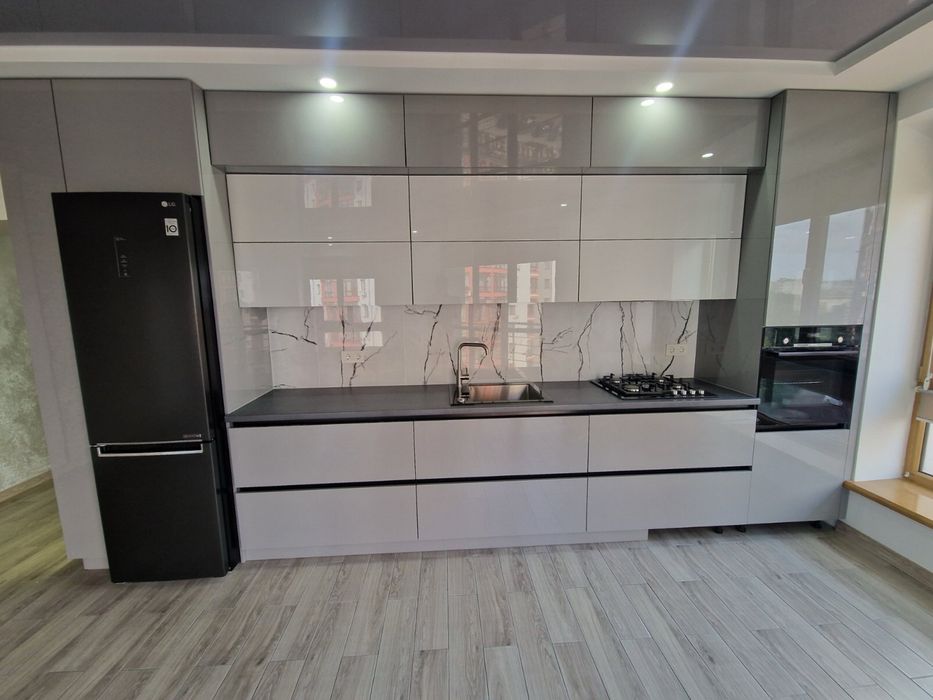 Продається квартира з великою кухнею 30м.,в ЖК закритого типу, з ремонтом,частково меблі.