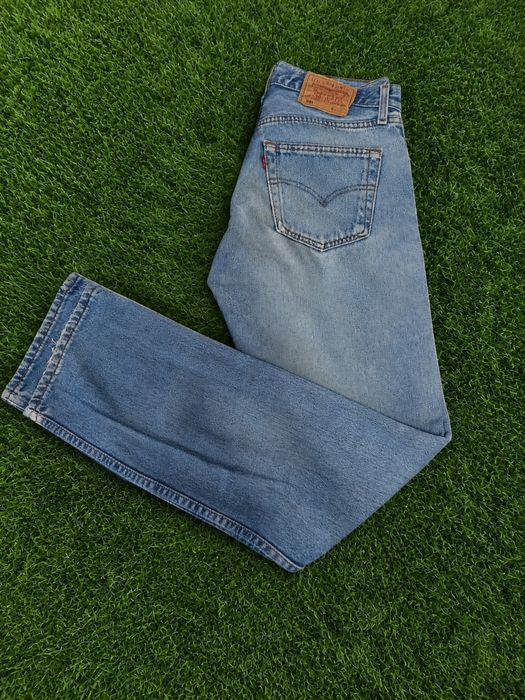 джинси Levi’s у  блакитному кольорі.