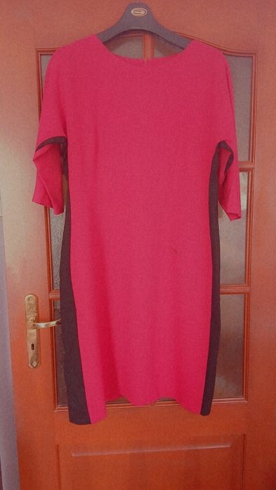 Sukienka wyszczuplająca z czarnymi wstawkami 42/44