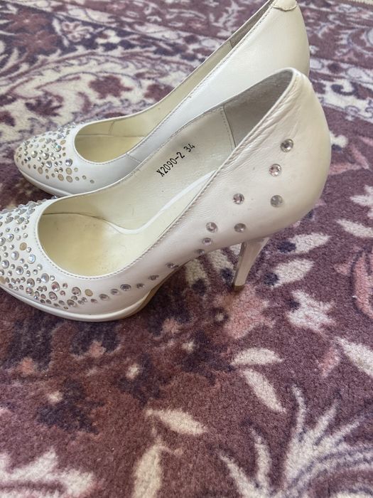 Туфлі лодочки білого кольору