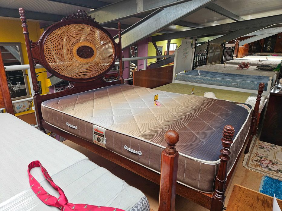 Cama antiga em madeira com cabeceira em palhinha, e
