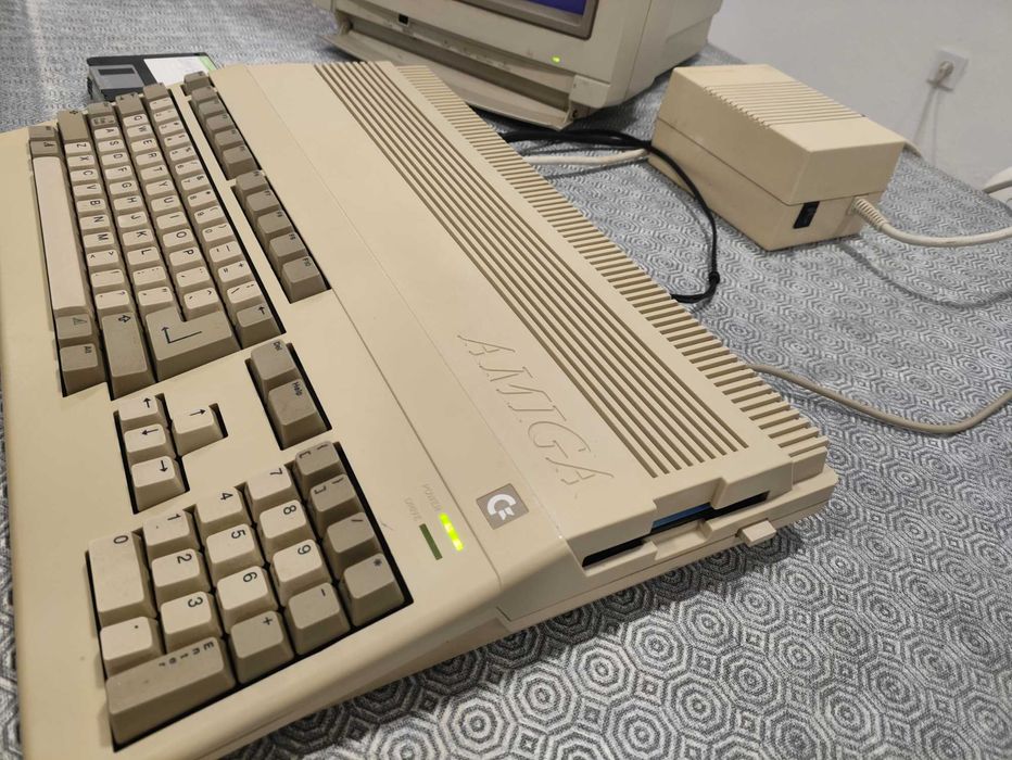 Commodore Amiga 500 com Monitor 1084s