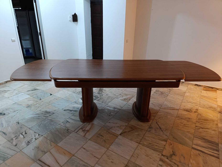 Table massive et chaises