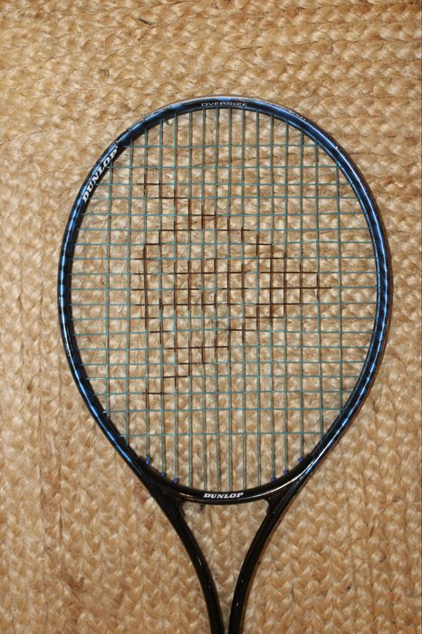 Raquete Dunlop azul e preta