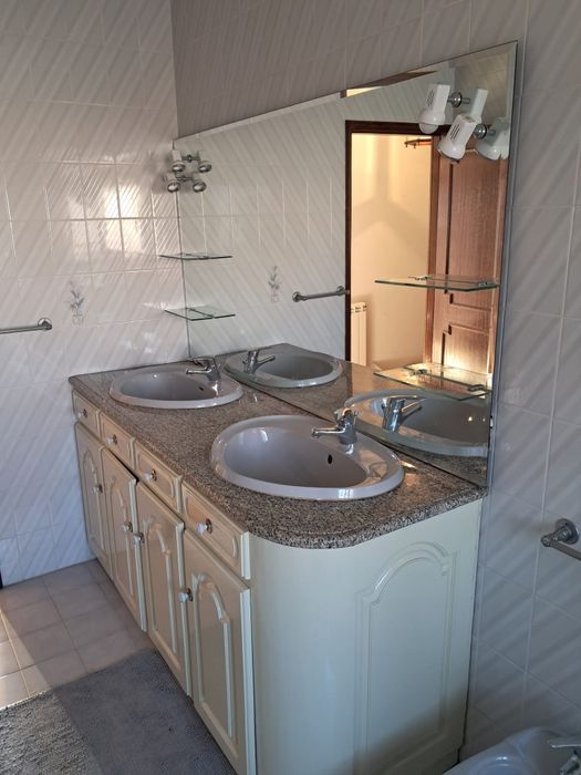 Móvel de casa de banho com espelho e 2 pias