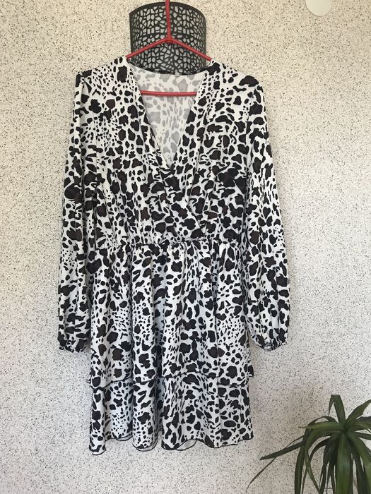 Дуже гарна  легка весняно- літня жіноча сукня з рукавами  46-48 роз