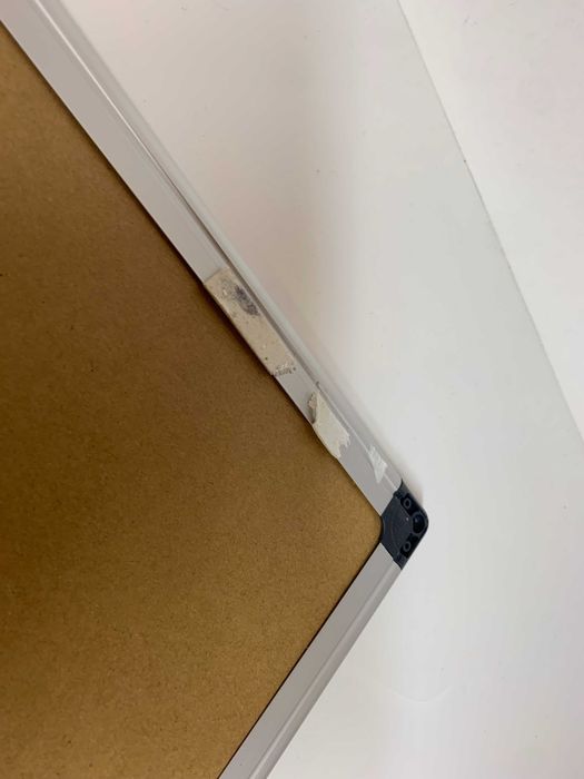 Amazon Basics Tablica korkowa z aluminiową ramką 90 cm x 60 cm