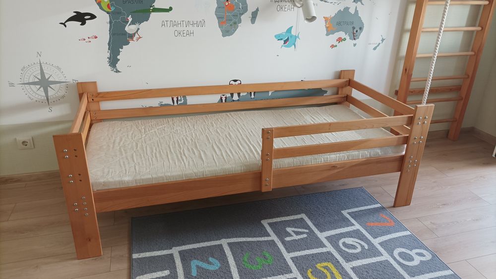 Ліжко дитяче дерев'яне з матрацом