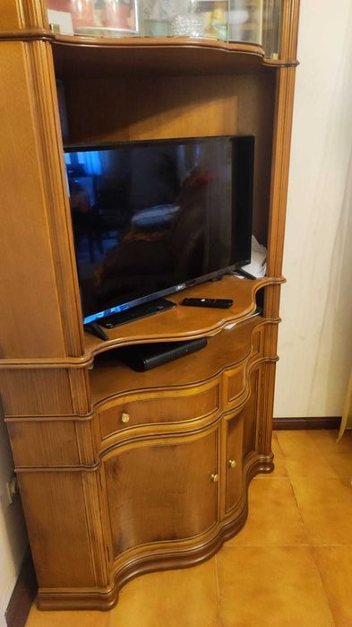 Móvel para TV em madeira maciça