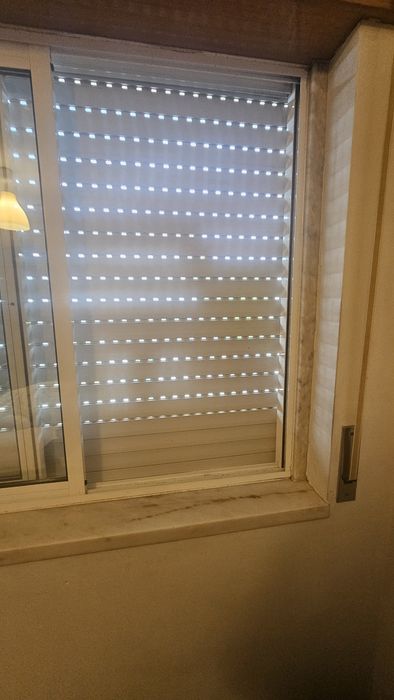 3 Janelas em alumínio e estores 1480 x 1080mm.