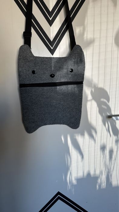 Torba kot na ramie na regulowanym pasku handmade kotek z grubego filcu