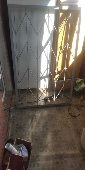 грати металеві вікно