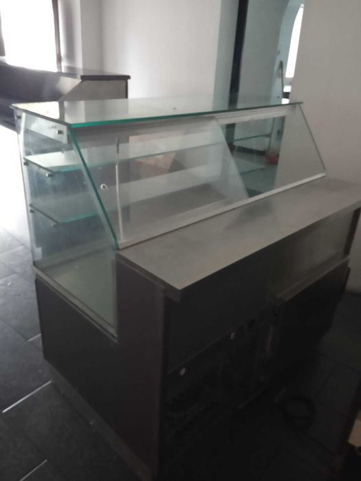 Balcão com refrigerador e vitrina