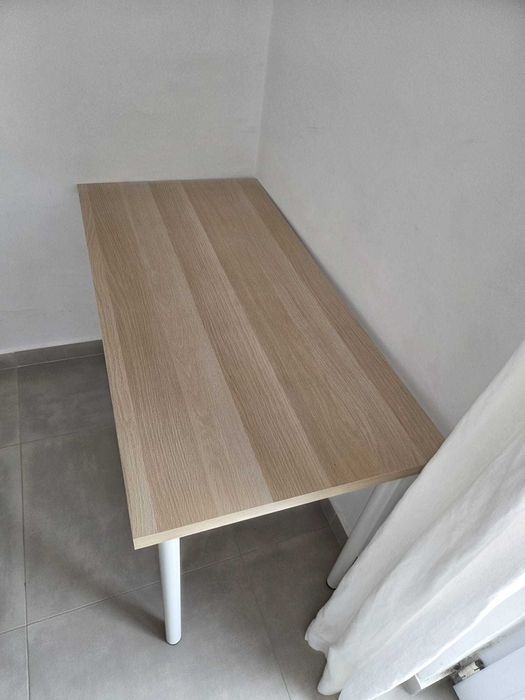 mesa de escritório com cadeira