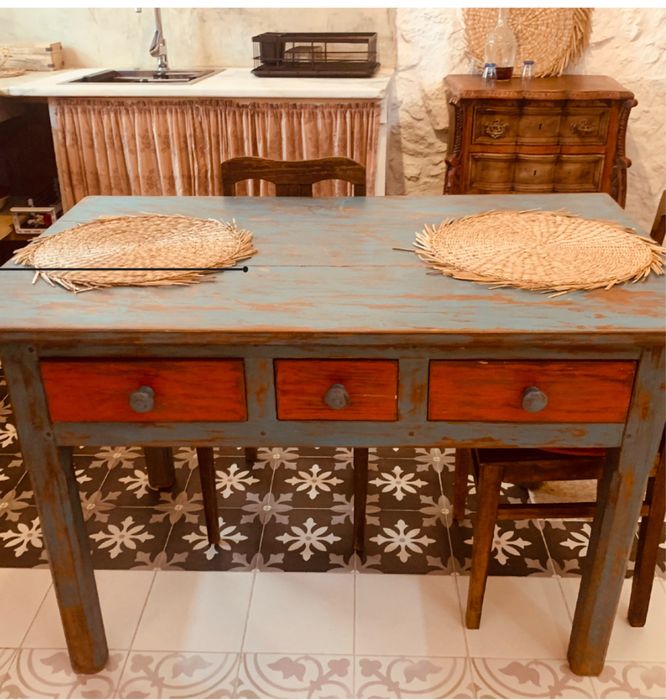 Mesa antiga em muito bom estado.