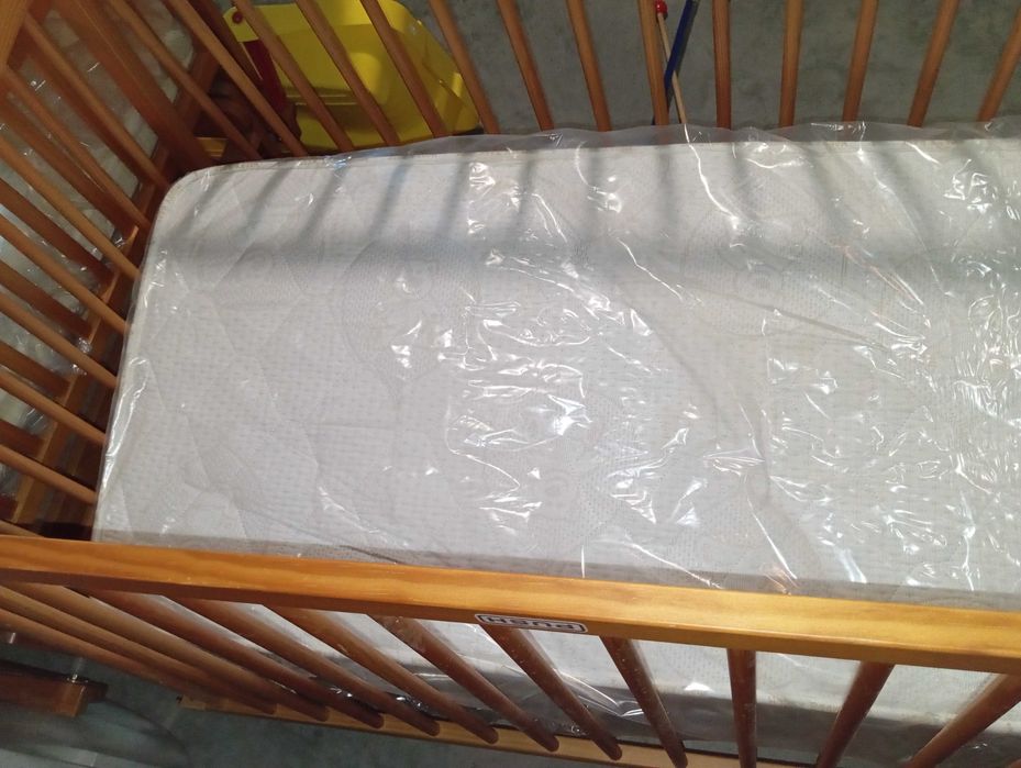 Cama de bebé com colchão