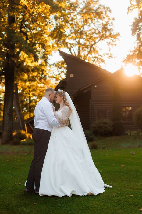 Весільна сукня з неперевершеним шлейфом