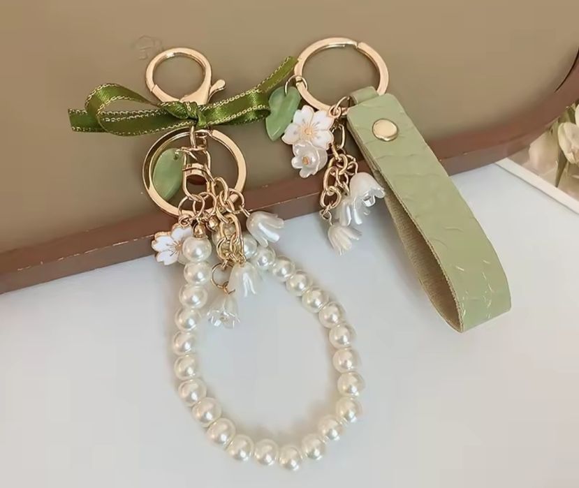 Cudny brelok białe Konwalie pasek PU