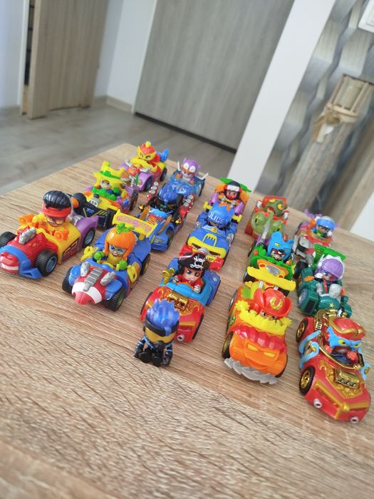 Sprzedam 15 samochodzików t-racers wraz z figurkami.