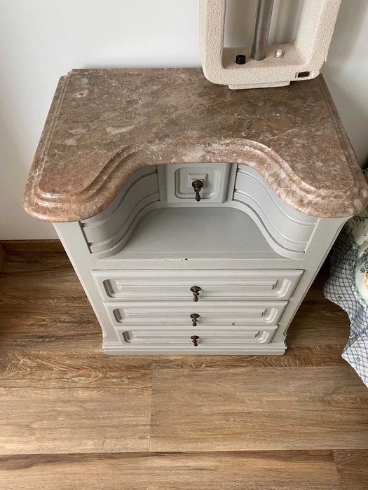 Móveis em madeira maciça com tampos em mármore