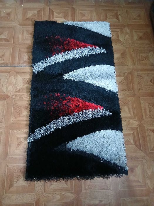 Tapetes de quarto, em tons de preto, cinzento e vermelho