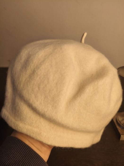 Biały mały beret ²⁰⁹