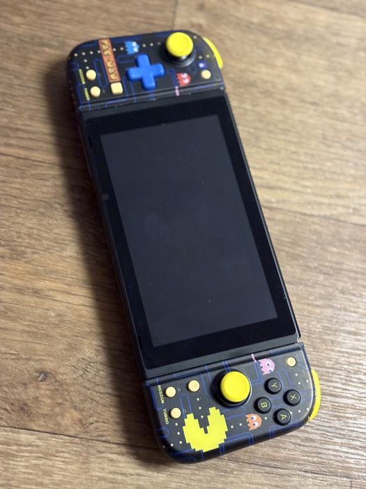 Nintendo Switch Hori Pac-Man + Joy-Con Charging Grip