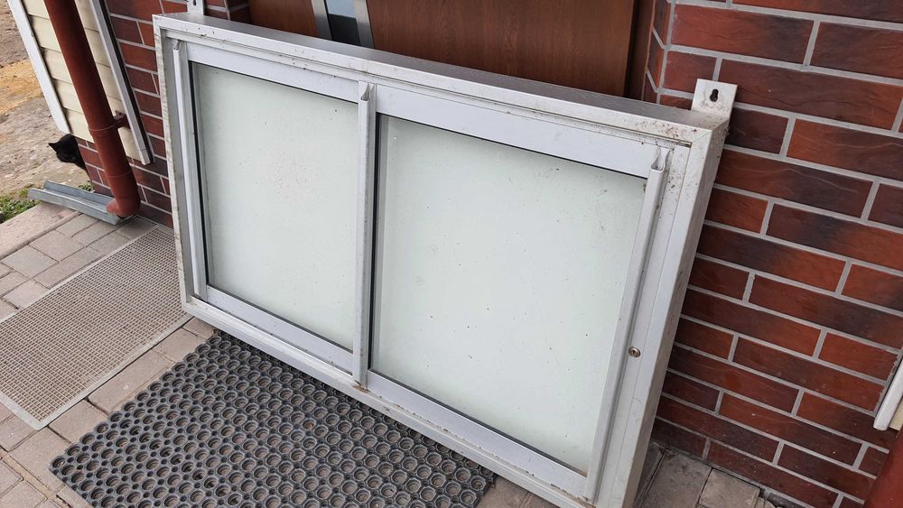 Gablota tablica witryna aluminiowa zamykana wisząca